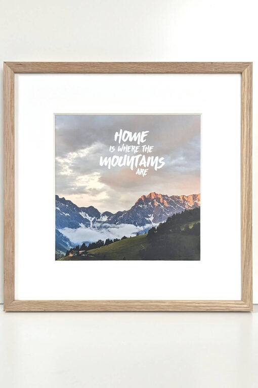 Schneeverliebt Poster "Home is where the mountains are"