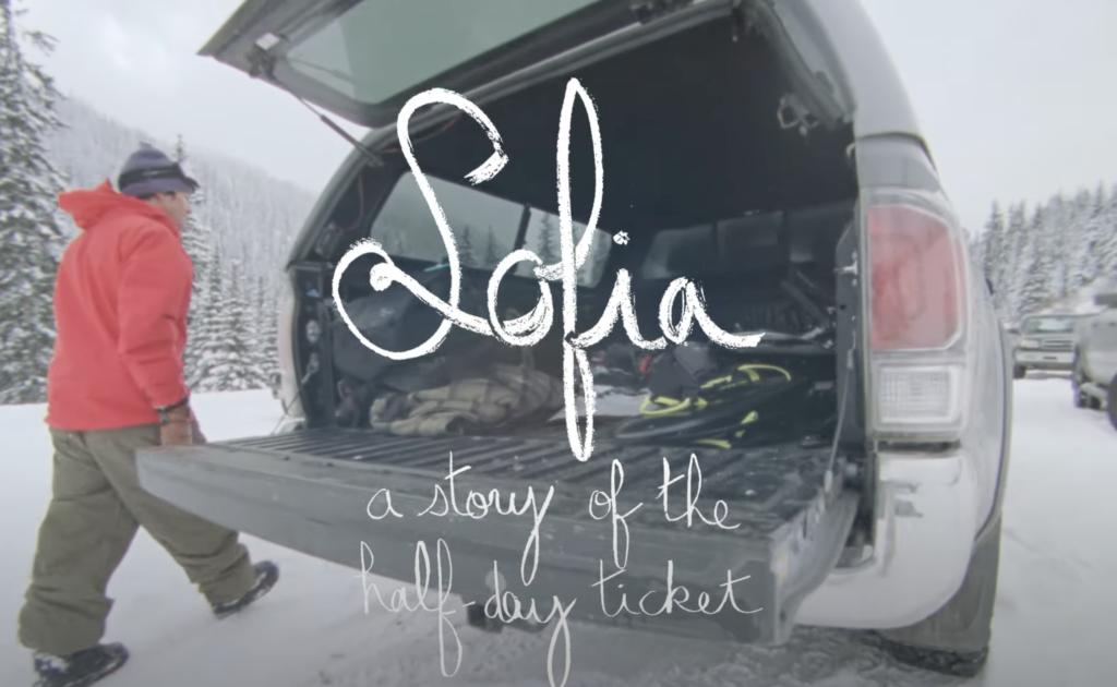 Snowboarder Arthur Longo und Freunde auf der Piste – Szene aus dem Film "SOFIA: A Story of the Half-Day Ticket"